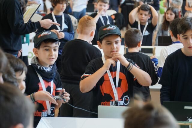 LEGO WeDo 2.0 microbit scratch κώδικας κατασκευή Robokids · Μικροι Επιστημονες Αγωνιστικη Ρομποτικη Διεθνης Διαγωνισμος Εκπαιδευτικης Ρομποτικης Εκπαιδευση STEM Εκπαιδευτικη Ρομποτικη Ρομποτικη για παιδια Roboμάθεια Red Titans 1ος Μεσογειακός Διαγωνισμός STEM 2025 Ποδόσφαιρο 2×2 2η θέση Διεθνώς roboμάθεια διάκριση αργυρό μετάλλιο