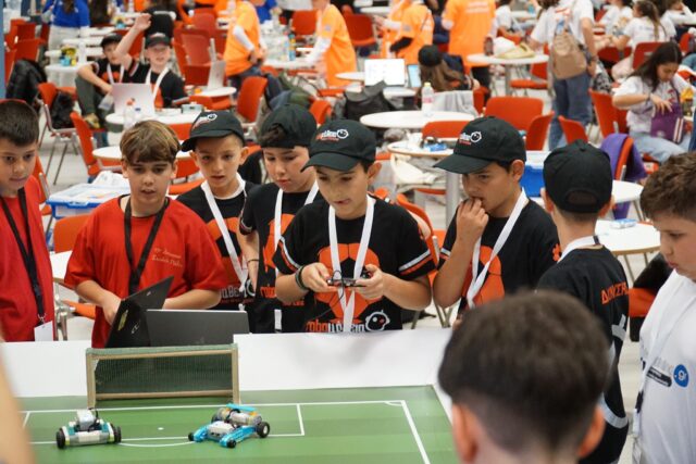 LEGO WeDo 2.0 microbit scratch κώδικας κατασκευή Robokids · Μικροι Επιστημονες Αγωνιστικη Ρομποτικη Διεθνης Διαγωνισμος Εκπαιδευτικης Ρομποτικης Εκπαιδευση STEM Εκπαιδευτικη Ρομποτικη Ρομποτικη για παιδια Roboμάθεια Red Titans 1ος Μεσογειακός Διαγωνισμός STEM 2025 Ποδόσφαιρο 2×2 2η θέση Διεθνώς roboμάθεια διάκριση αργυρό μετάλλιο