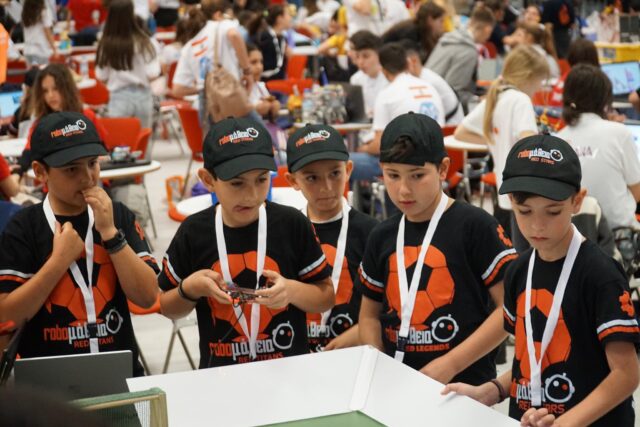 LEGO WeDo 2.0 microbit scratch κώδικας κατασκευή Robokids · Μικροι Επιστημονες Αγωνιστικη Ρομποτικη Διεθνης Διαγωνισμος Εκπαιδευτικης Ρομποτικης Εκπαιδευση STEM Εκπαιδευτικη Ρομποτικη Ρομποτικη για παιδια Roboμάθεια Red Titans 1ος Μεσογειακός Διαγωνισμός STEM 2025 Ποδόσφαιρο 2×2 2η θέση Διεθνώς roboμάθεια διάκριση αργυρό μετάλλιο